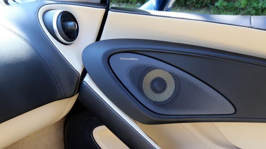 Детали интерьера McLaren 570GT 2017 года  (NA) (фото 13 из 34)